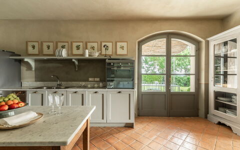 Villa Danilo: Comptoir, Cabinetry, Meubles, Propriété, Appareil De Cuisine, Cuisinière, Cuisine, Électroménager, Bois, Design Intérieur