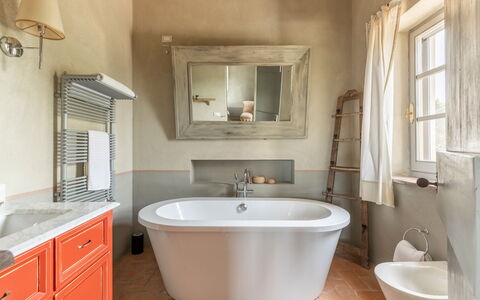 Villa Danilo: Miroir, Robinet, Luminaire Plomberie, Propriété, Armoire De Toilette, Évier, Baignoire, Cabinetry, Lavabo, Salle De Bains