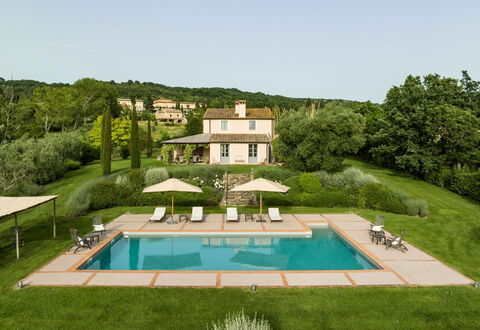 Villa Danilo: Ciel, Piscine, Bâtiment, Plante, Arbre, Lot Terre, Herbe, Paysage, Rectangle, Paysage Naturel