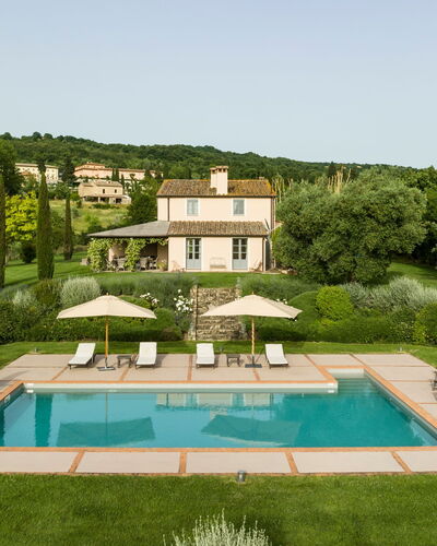 Villa Danilo: Ciel, Piscine, Bâtiment, Plante, Arbre, Lot Terre, Herbe, Paysage, Rectangle, Paysage Naturel