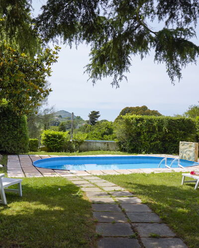 Sunny: L'Eau, Plante, Meubles, Ciel, Piscine, Chaise, Bleu Azur, Ombre, Mobilier De Jardin, Arbre