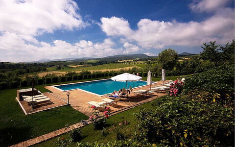 Sanguineto: Nuage, L'Eau, Ciel, Plante, Parapluie, Piscine, Paysage Naturel, Mobilier De Jardin, Arbre, Ombre