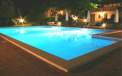 Sanguineto: L'Eau, Piscine, Plante, Bleu Azur, Rectangle, Fenêtre, Composite, Loisir, Bâtiment
