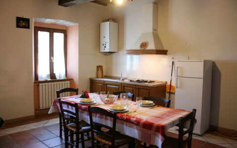 Fattoria le Chianacce: Pièce, Propriété, Meubles, Bâtiment, Salle À Manger, Design Intérieur, Table, Plafond, Sol, Maison