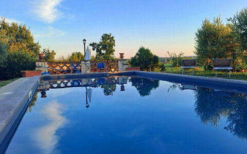 Fattoria la Gabola: L'Eau, Ciel, Plante, Ressources En Eau, Propriété, Nuage, Bleu, Bleu Azur, Arbre, Architecture