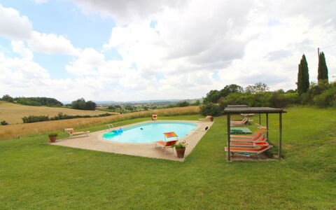 Santa Vittoria: Nuage, Ciel, Plante, Arbre, Piscine, Lot Terre, Ombre, Herbe, Mobilier De Jardin, Cumulus