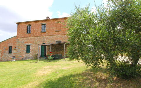 Santa Vittoria: Plante, Nuage, Bâtiment, Ciel, Fenêtre, Paysage Naturel, Arbre, Maison, Lot Terre, Herbe