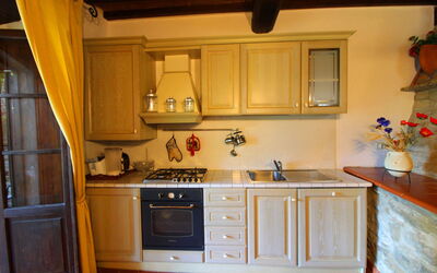 Lo Scrittoio: Cabinetry, Comptoir, Propriété, Évier, Evier, Bois, Cuisine, Cuisinière, Design Intérieur, Tiroir