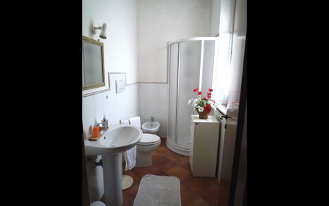 Nonno Tobia: Pièce, Blanc, Propriété, Salle De Bains, Design Intérieur, Maison, Meubles, Bâtiment, Sol, Évier