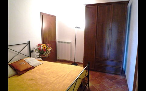 Nonno Tobia: Pièce, Chambre, Meubles, Propriété, Lit, Cadre De Lit, Drap De Lit, Bâtiment, Design Intérieur, Sol