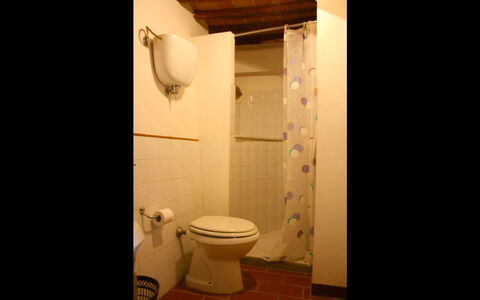 San Eusebio: Salle De Bains, Propriété, Pièce, Toilette, Luminaire Plomberie, Siège De Toilette, Bidet, Lavabo, Mur, Architecture