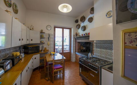 Casa Grion: Design Intérieur, Bois, Sol, Cuisine, Meubles, Comptoir, Pièce, Plafond, Sol, Appareil De Cuisine