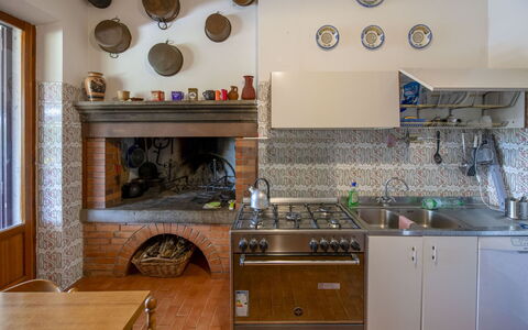 Casa Grion: Cuisine, Appareil De Cuisine, Principaux Appliance, Cuisinière, Sol, Design Intérieur, Le Fourneau, Pièce, Gaz Poele, Comptoir