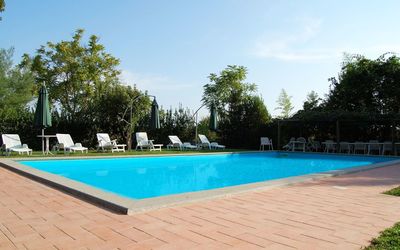 Casa Grion: L'Eau, Ciel, Plante, Propriété, Piscine, Bleu Azur, Arbre, Ombre, Herbe, Loisir