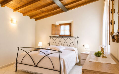 Pieve di Sant Ippolito: Meubles, Design Intérieur, Lit, Plafond, Sol, Chambre, Sol, Cadre De Lit, Domicile, Pièce