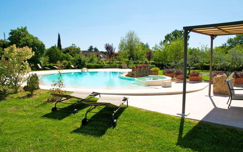 Pieve di Sant Ippolito: L'Eau, Plante, Ciel, Bâtiment, Piscine, Bleu Azur, Arbre, Ombre, Mobilier De Jardin, Herbe
