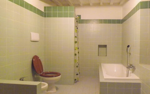 Casa Rossa: Salle De Bains, Luminaire Plomberie, Sol, Mur, Sol, Design Intérieur, Lavabo, Toilette, Robinet, Tuile