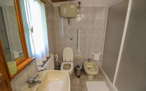 Pagliazzone: Salle De Bains, Luminaire Plomberie, Lavabo, Sol, Évier, Sol, Siège De Toilette, Robinet, Design Intérieur, Plomberie