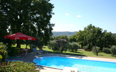 Casa Felice: L'Eau, Plante, Ciel, Propriété, Piscine, Nuage, Arbre, Ombre, Mobilier De Jardin, Herbe