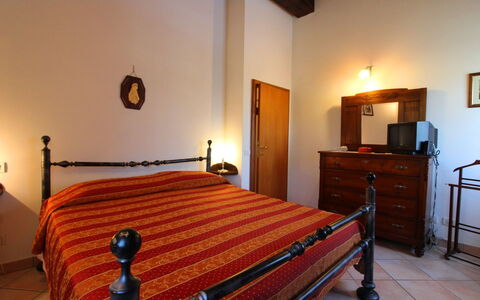 Il Viaggiolo: Chambre, Lit, Pièce, Meubles, Propriété, Cadre De Lit, Drap De Lit, Bâtiment, Sol, Maison