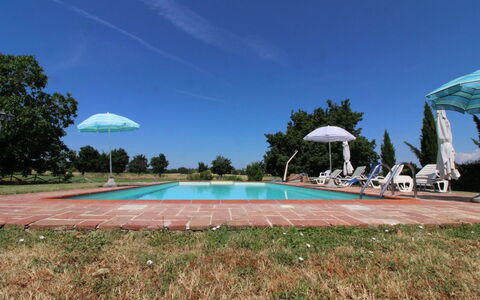 Il Viaggiolo: Ciel, Plante, Piscine, Nuage, Arbre, L'Eau, Bâtiment, Ombre, Arecales, Lot Terre