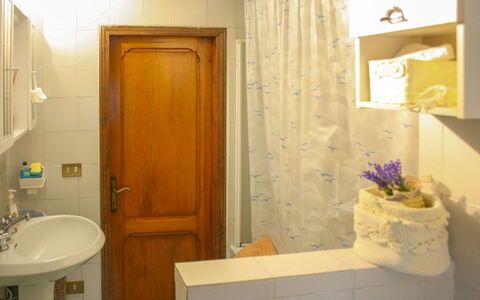 La Rogaia: Mur, Lavabo, Luminaire Plomberie, Design Intérieur, Sol, Sol, Salle De Bains, Pièce, Plomberie, Robinet