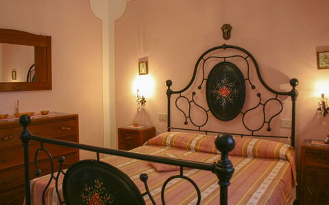 Podere San Bono: Meubles, Chambre, Design Intérieur, Éclairage, Lit, Literie, Sol, Drap De Lit, Sol, Cadre De Lit