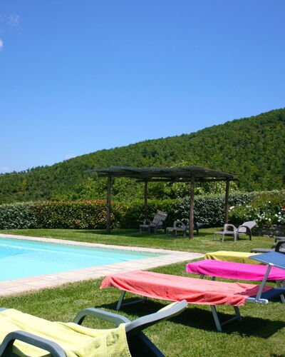 Torre di Vignale: Ciel, L'Eau, Plante, Paysage Naturel, Piscine, Mobilier De Jardin, Végétation, Plan D'Eau, Ombre, Herbe