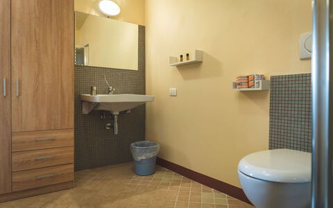 Poggio Falcone: Miroir, Luminaire Plomberie, Propriété, Lavabo, Évier, Bâtiment, Salle De Bains, Robinet, Violet, Armoire De Toilette