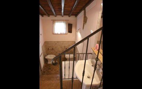 Podere della Crocchia: Pièce, Escaliers, Maison, Balustrade, Bâtiment, Plafond, Bois, Daylighting, Sol
