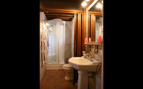 Podere della Crocchia: Salle De Bains, Pièce, Propriété, Design Intérieur, Éclairage, Domicile, Bâtiment, Maison, Meubles, Plafond
