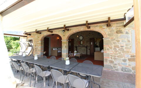 La Quiete: Table, Propriété, Meubles, Chaise, Bâtiment, Bois, Design Intérieur, Ombre, Porte, Sol