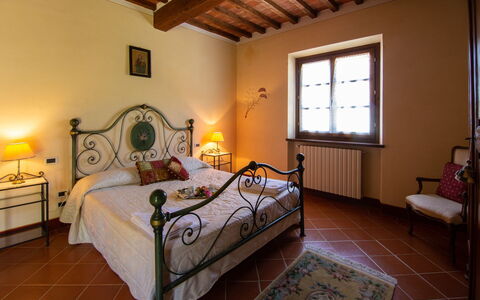 Villa degli Olivi: Chambre, Pièce, Lit, Meubles, Propriété, Cadre De Lit, Drap De Lit, Design Intérieur, Bâtiment, Maison