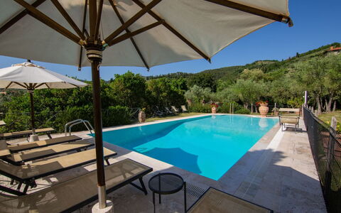 Villa degli Olivi: L'Eau, Bâtiment, Ciel, Propriété, Meubles, Plante, Piscine, Table, Bleu Azur, Parapluie