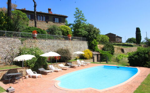 Villa Verniana: L'Eau, Plante, Bâtiment, Propriété, Ciel, Arbre, Bleu Azur, Piscine, Chaise, Mobilier De Jardin