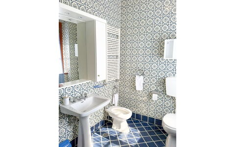 Villa Verniana: Sol, Design Intérieur, Sol, Luminaire Plomberie, Salle De Bains, Siège De Toilette, Toilette, Tuile, Lavabo, Plomberie
