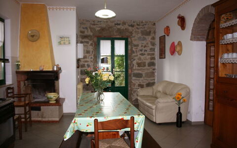 Villa Cantagallo: Pièce, Propriété, Bâtiment, Maison, Meubles, Design Intérieur, Sol, Table, Immobilier, Salle À Manger
