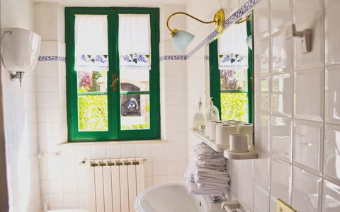 Villa Cantagallo: Salle De Bains, Pièce, Vert, Propriété, Jaune, Design Intérieur, Mur, Domicile, Tuile, Maison