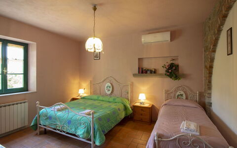 Villa Cantagallo: Meubles, Design Intérieur, Lit, Chambre, Mur, Drap De Lit, Sol, Literie, Pièce, Plafond