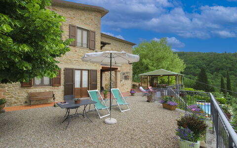 Agriturismo Arcobaleno: Meubles, Mobilier De Jardin, Chaise, Chalet, Jardin, Cour, Parapluie, Ferme, Tableau De Plein Air, Aménagement Paysager