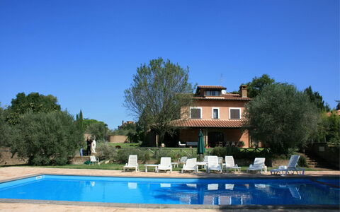 Villa Iris: Ciel, L'Eau, Bâtiment, Plante, Propriété, Fenêtre, Arbre, Maison, Piscine, Lot Terre