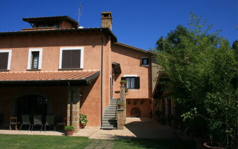 Villa Iris: Plante, Ciel, Bâtiment, Propriété, Fenêtre, Maison, Escaliers, Arbre, Chalet, Zone Résidentielle