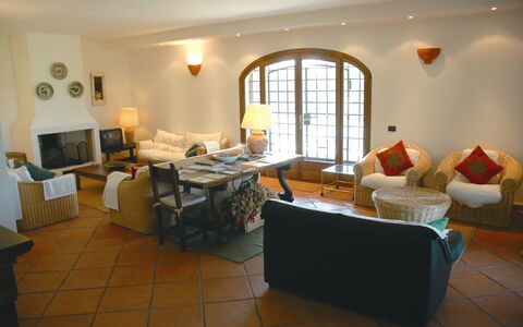 Villa Iris: Pièce, Propriété, Salon, Bâtiment, Design Intérieur, Meubles, Sol, Immobilier, Maison, Table