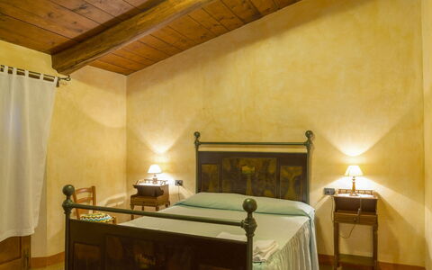 Casa la Primula: Design Intérieur, Meubles, Sol, Mur, Sol, Bois, Plafond, Pièce, Lit, Chambre