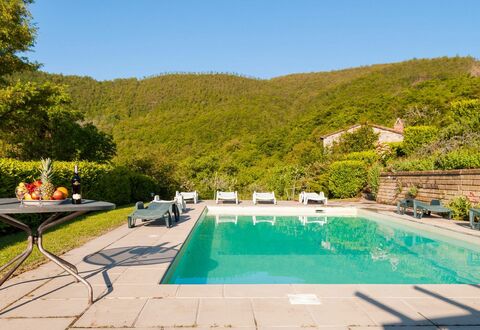 Casa la Primula: L'Eau, Plante, Ciel, Propriété, Meubles, Bâtiment, Piscine, Arbre, Mobilier De Jardin, Herbe