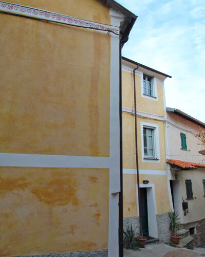 Marina di Andora 400: Propriété, Ciel, Bâtiment, Plante, Nuage, Fenêtre, Maison, Mur, Quartier