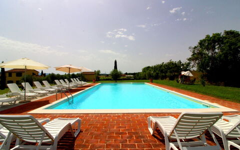 Podere Marcigliano: L'Eau, Ciel, Propriété, Plante, Nuage, Piscine, Bleu Azur, Bâtiment, Arbre, Mobilier De Jardin