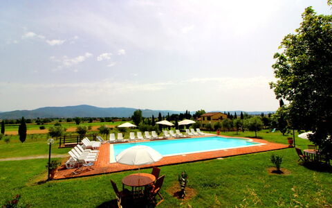 Podere Marcigliano: Ciel, Plante, Nuage, Piscine, Paysage Naturel, Arbre, Ombre, Lot Terre, Loisir, Herbe