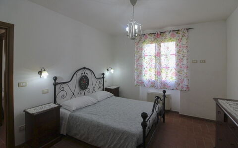 Podere Marcigliano: Meubles, Design Intérieur, Sol, Plafond, Sol, Éclairage, Pièce, Luminaire, Chambre, Lit