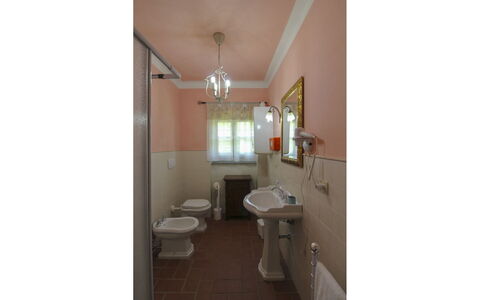 Podere Marcigliano: Luminaire Plomberie, Sol, Design Intérieur, Lavabo, Sol, Évier, Salle De Bains, Plomberie, Robinet, Toilette